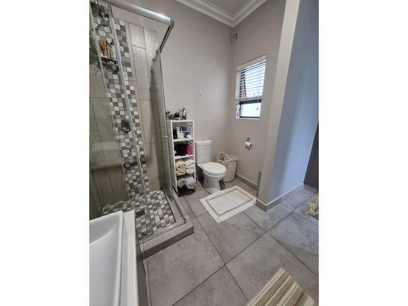 A stunning 4-bedroom house in a secure estate in Equestria! - Photo 6