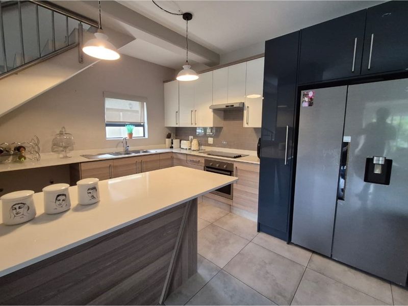 A stunning 4-bedroom house in a secure estate in Equestria! - Photo 7