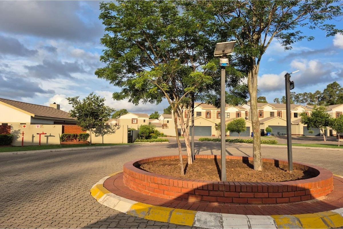 A stunning 4-bedroom house in a secure estate in Equestria! - Photo 2