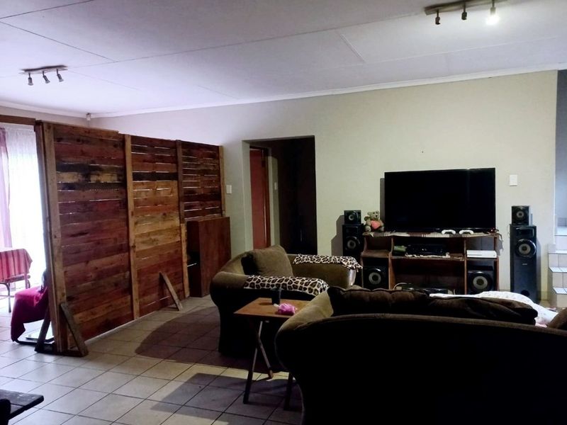 Time to Buy? Family home in Aerorand available.... - Photo 5