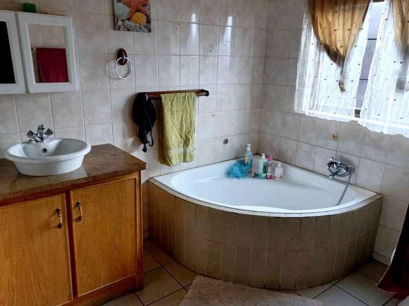 Time to Buy? Family home in Aerorand available.... - Photo 8