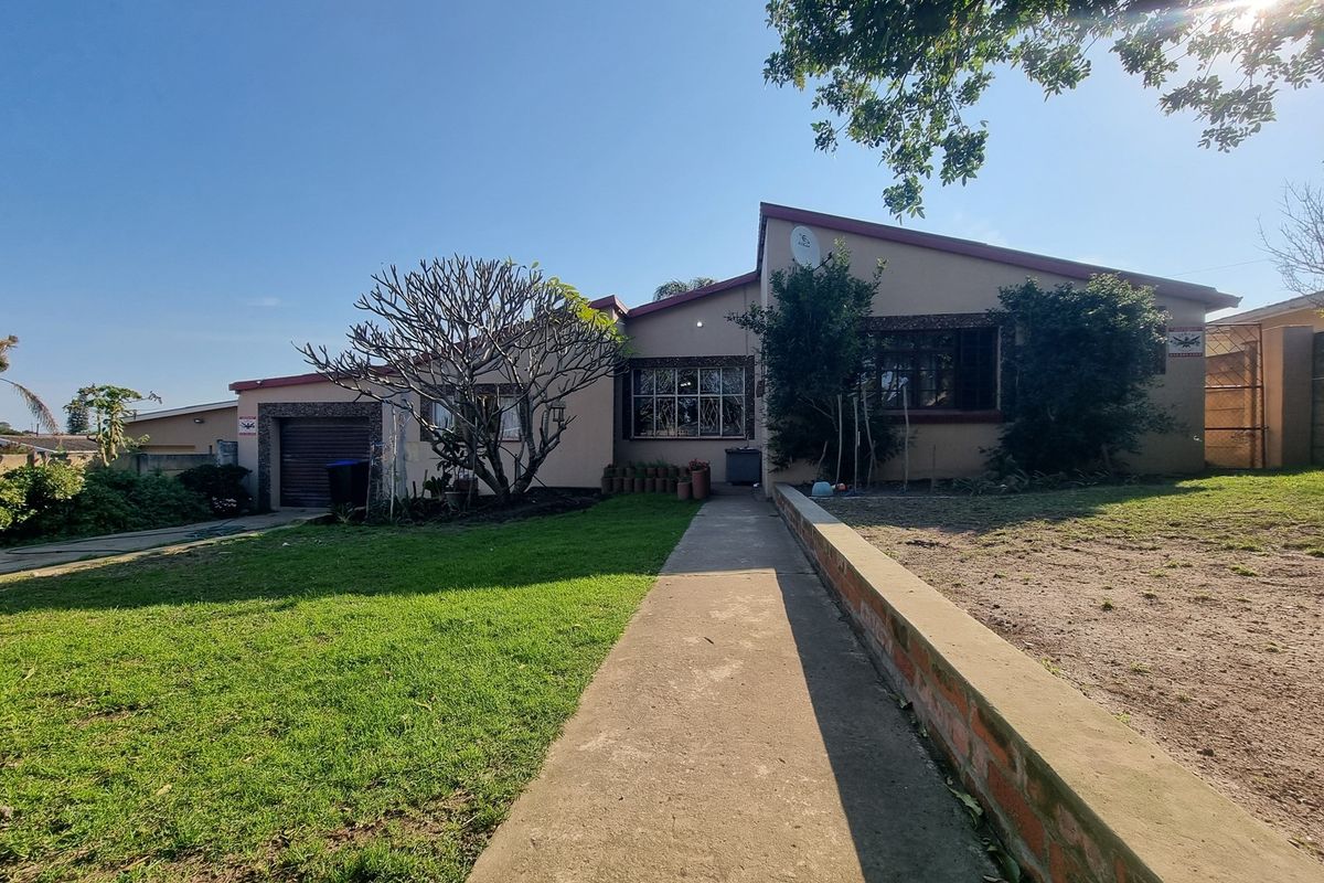 Lovely 4-Bedroom Family Home for Sale in Humansdorp - Photo 4