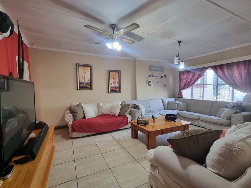 Lovely 4-Bedroom Family Home for Sale in Humansdorp - Photo 7