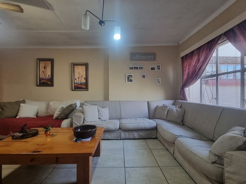 Lovely 4-Bedroom Family Home for Sale in Humansdorp - Photo 6