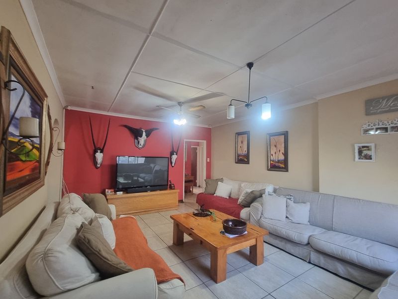 Lovely 4-Bedroom Family Home for Sale in Humansdorp - Photo 5