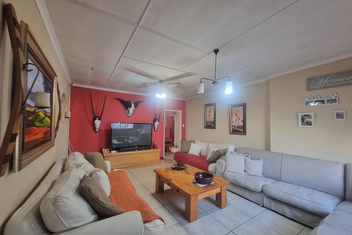 Lovely 4-Bedroom Family Home for Sale in Humansdorp - Photo 5