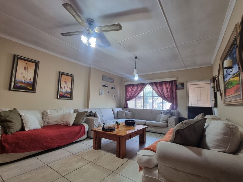 Lovely 4-Bedroom Family Home for Sale in Humansdorp - Photo 8