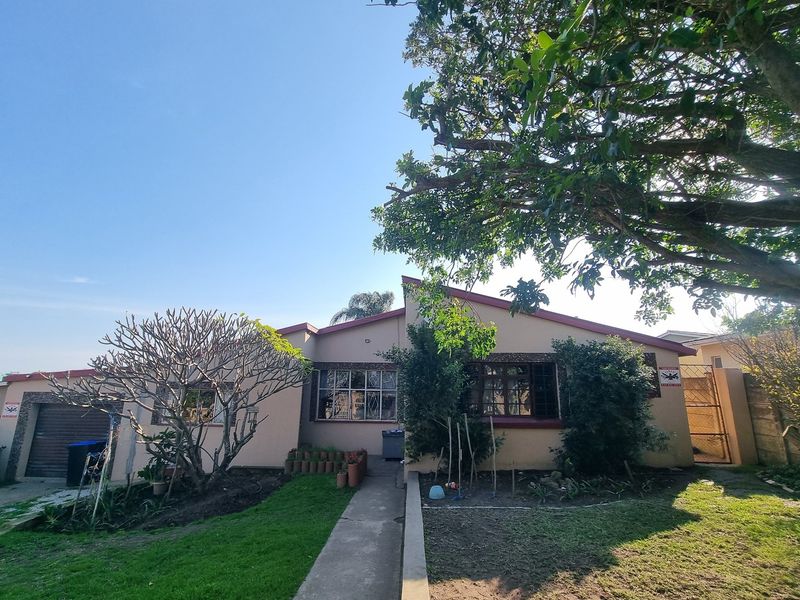 Lovely 4-Bedroom Family Home for Sale in Humansdorp - Photo 2