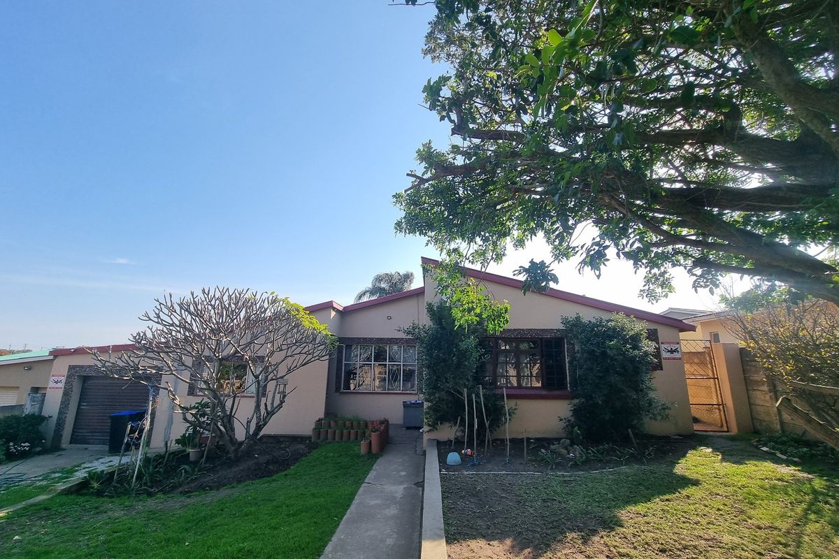 Lovely 4-Bedroom Family Home for Sale in Humansdorp - Photo 2