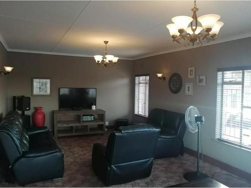 Well Looked After Spacious Family Home!!! - Photo 2