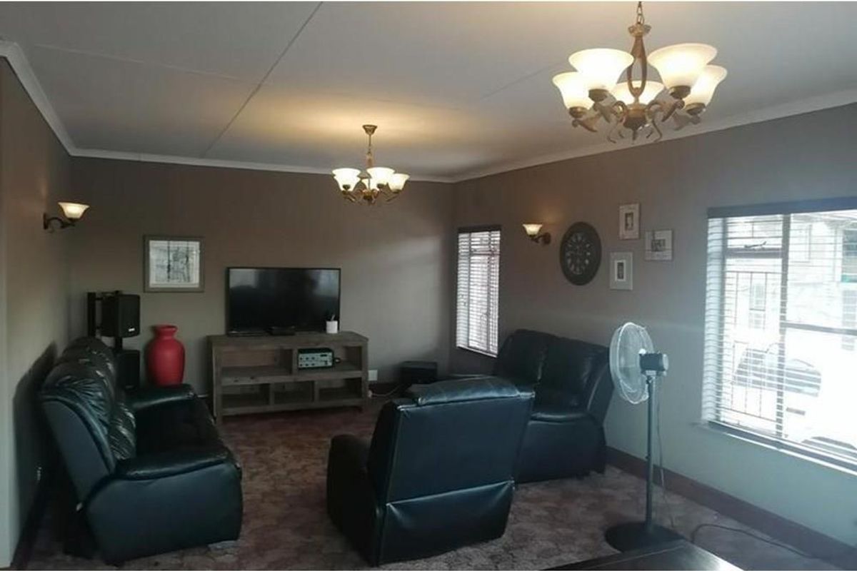 Well Looked After Spacious Family Home!!! - Photo 2