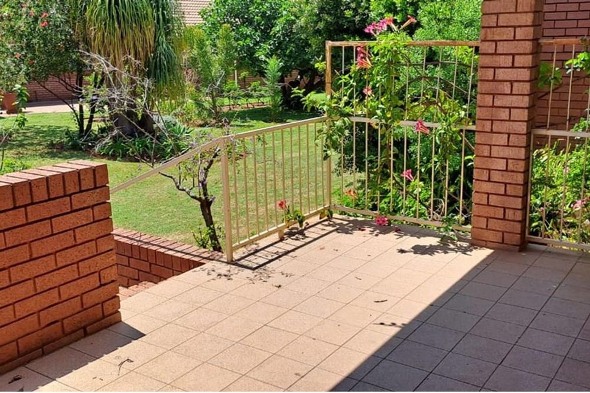 Charming 2-Bedroom Home for sale in a Retirement Village - Photo 4