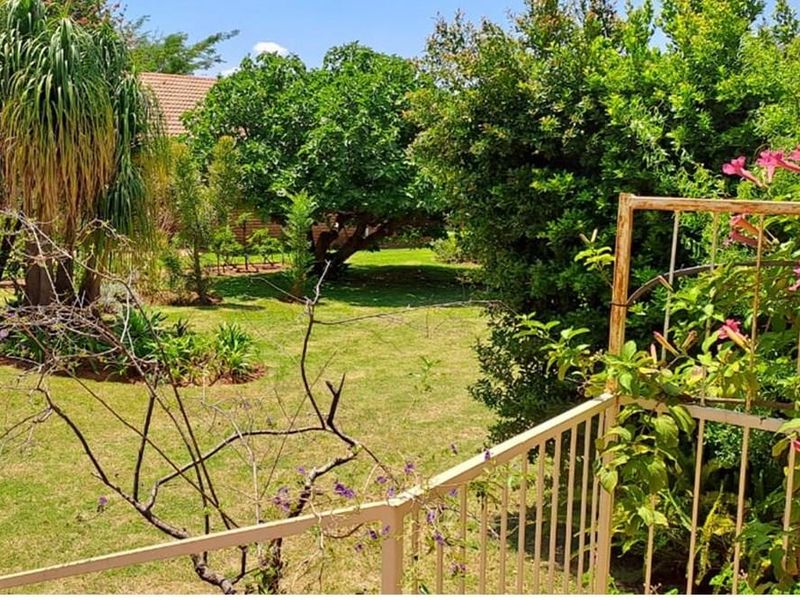 Charming 2-Bedroom Home for sale in a Retirement Village - Photo 2