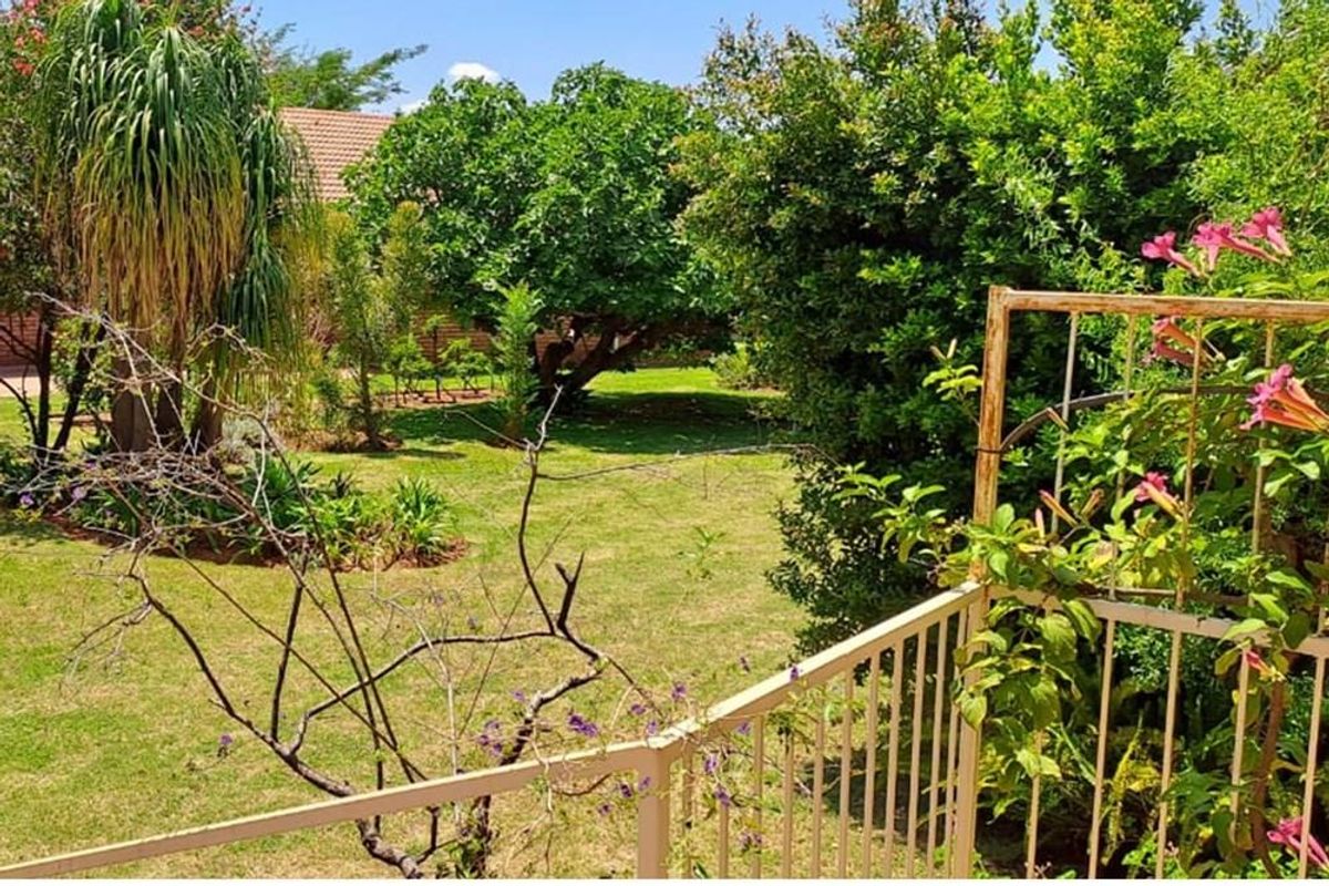 Charming 2-Bedroom Home for sale in a Retirement Village - Photo 2