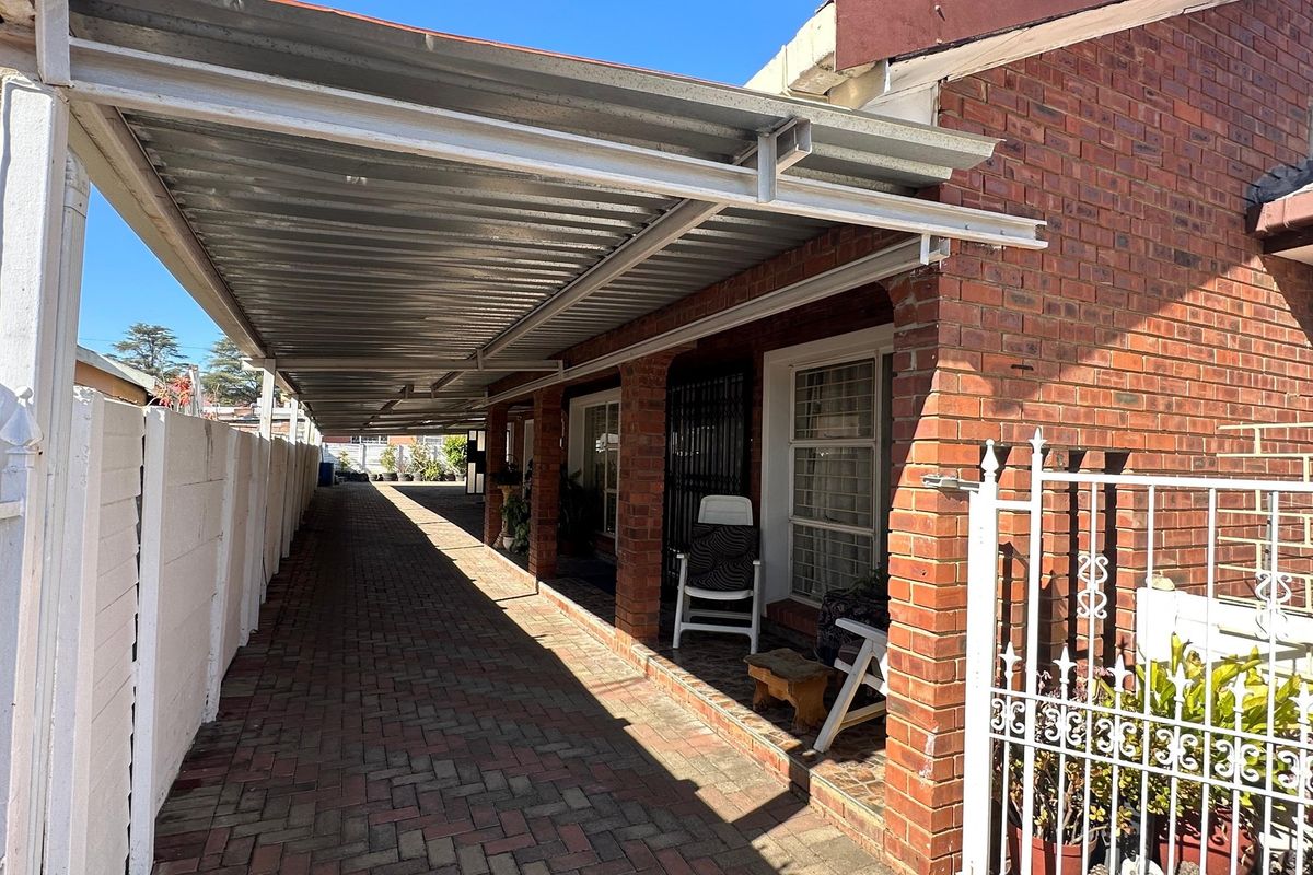 Spacious 5-Bedroom Home with Ample Parking and Prime Location - Photo 3