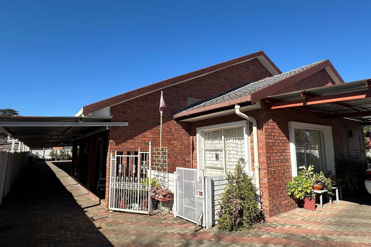 Spacious 5-Bedroom Home with Ample Parking and Prime Location - Photo 2