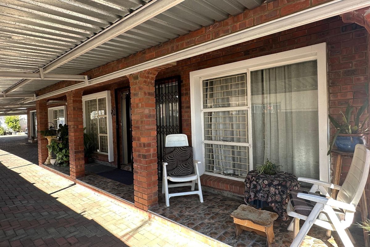 Spacious 5-Bedroom Home with Ample Parking and Prime Location - Photo 4