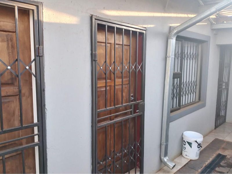 A newly build 2 bathroom with 4 outside rooms in Braamfisher - Photo 6