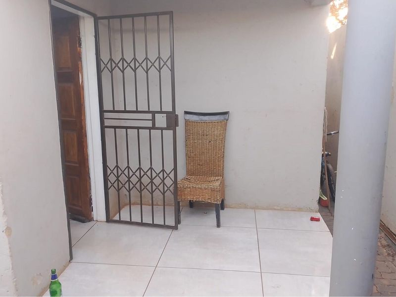 A newly build 2 bathroom with 4 outside rooms in Braamfisher - Photo 5