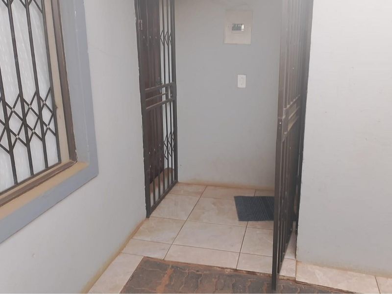 A newly build 2 bathroom with 4 outside rooms in Braamfisher - Photo 7