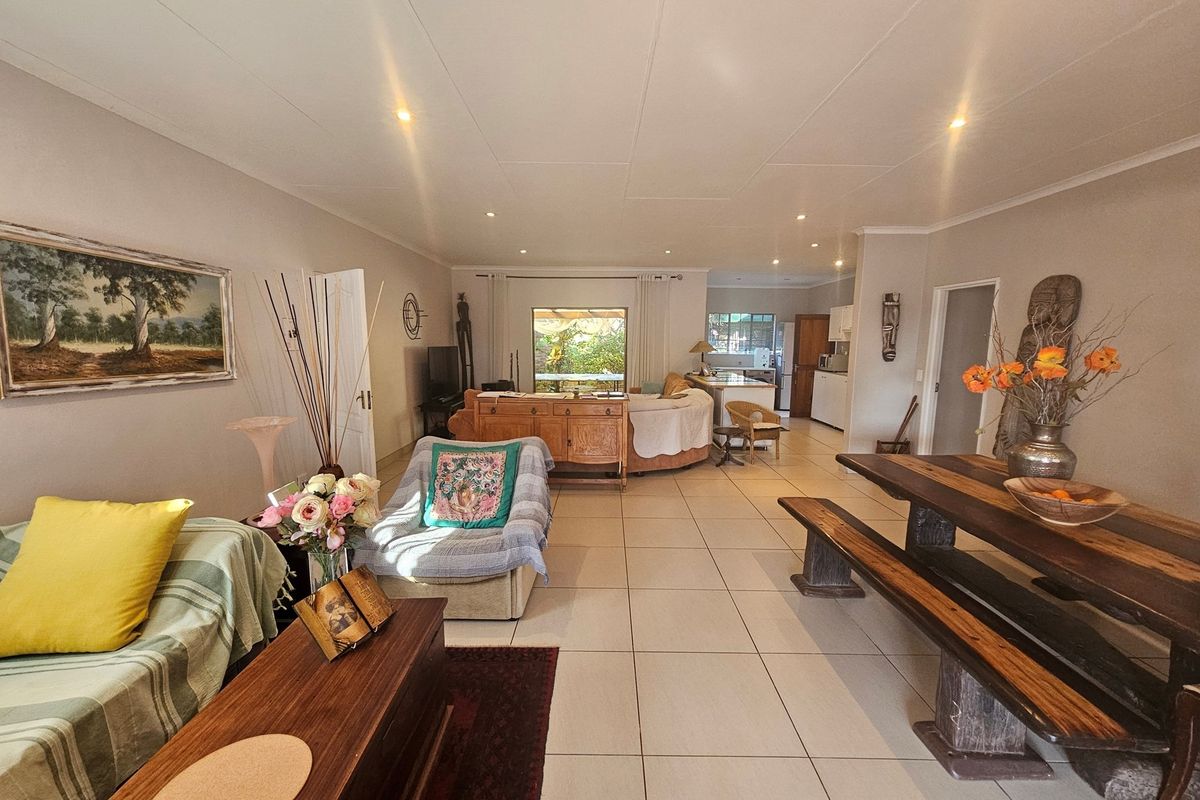 "Elegant 4-Bed Family Home in Serene Kingsview" - Photo 4