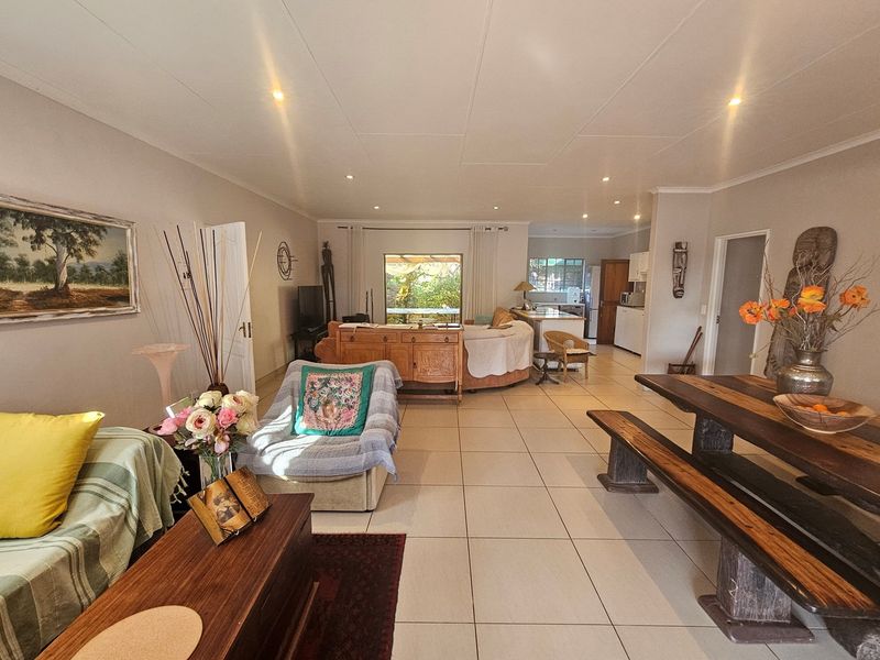 "Elegant 4-Bed Family Home in Serene Kingsview" - Photo 4