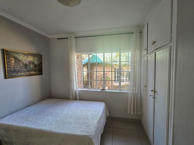 "Elegant 4-Bed Family Home in Serene Kingsview" - Photo 10