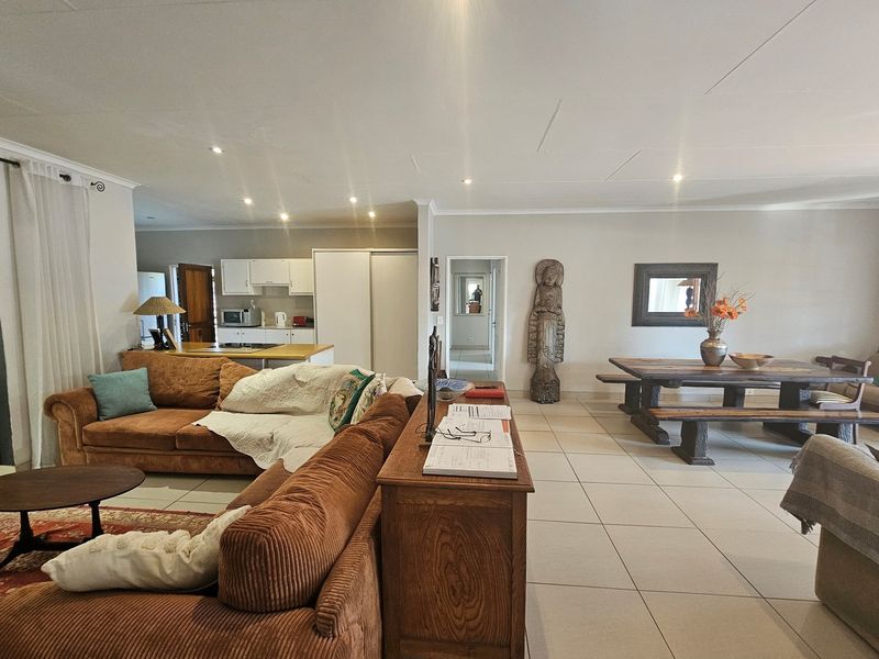 "Elegant 4-Bed Family Home in Serene Kingsview" - Photo 5