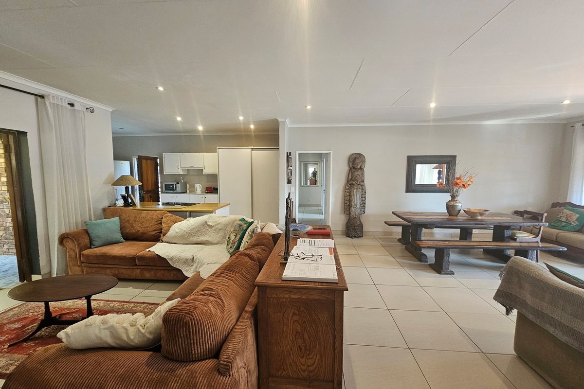 "Elegant 4-Bed Family Home in Serene Kingsview" - Photo 5