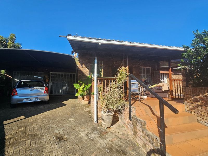 "Elegant 4-Bed Family Home in Serene Kingsview" - Photo 2