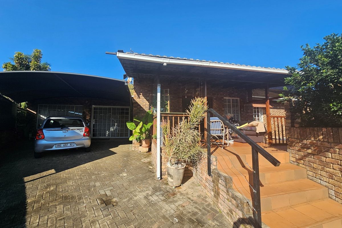 "Elegant 4-Bed Family Home in Serene Kingsview" - Photo 2