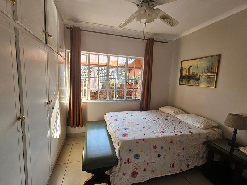 "Elegant 4-Bed Family Home in Serene Kingsview" - Photo 8