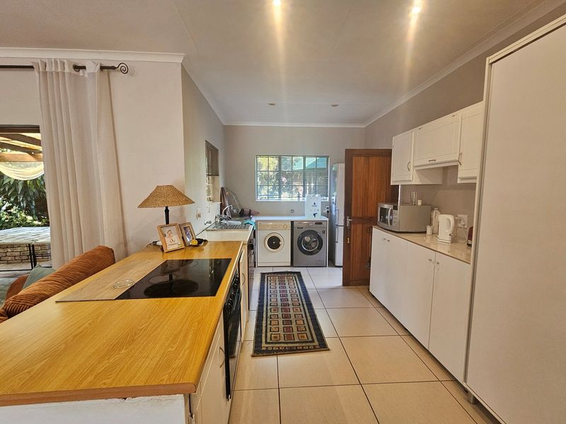 "Elegant 4-Bed Family Home in Serene Kingsview" - Photo 7