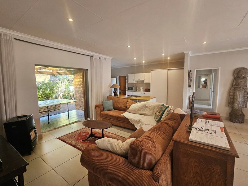 "Elegant 4-Bed Family Home in Serene Kingsview" - Photo 6