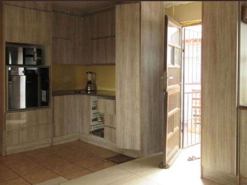 Charming 3-Bed Home in Peaceful Protea Glen with great parking space - Photo 9