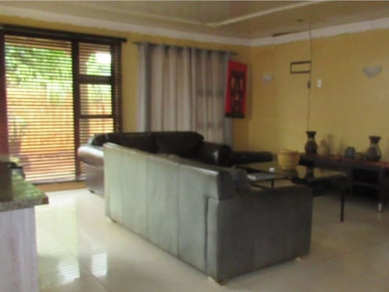 Charming 3-Bed Home in Peaceful Protea Glen with great parking space - Photo 8