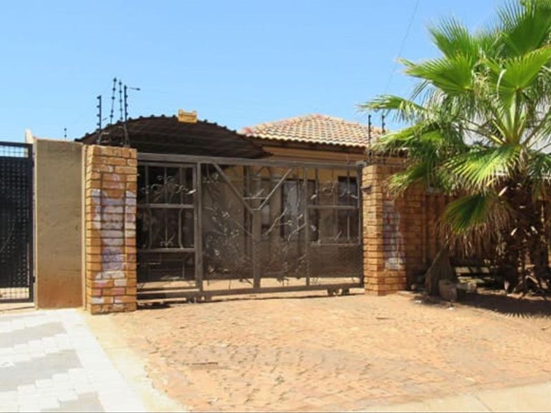 Charming 3-Bed Home in Peaceful Protea Glen with great parking space - Photo 2