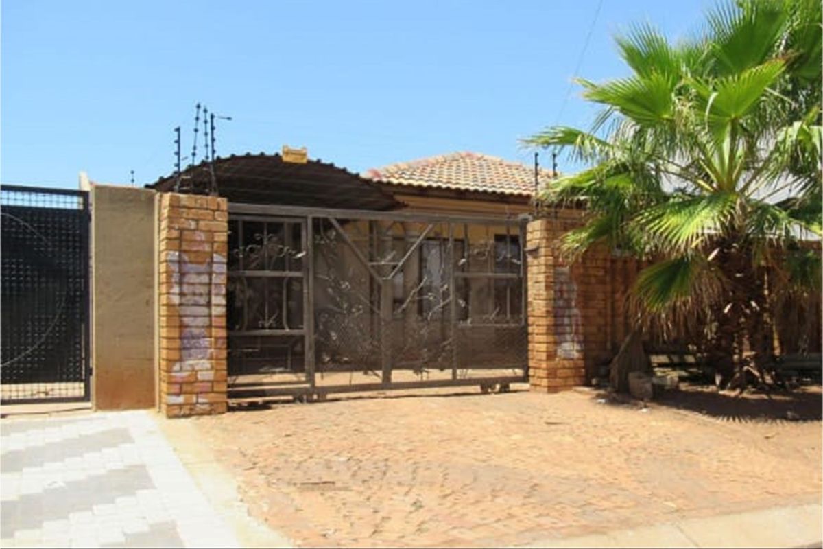Charming 3-Bed Home in Peaceful Protea Glen with great parking space - Photo 2
