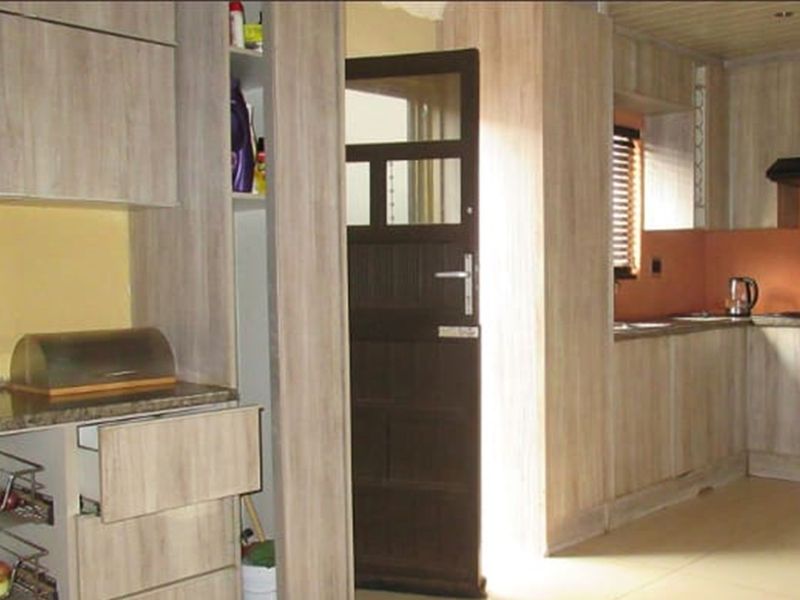 Charming 3-Bed Home in Peaceful Protea Glen with great parking space - Photo 10