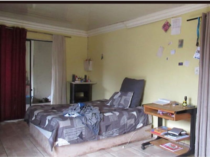 Charming 3-Bed Home in Peaceful Protea Glen with great parking space - Photo 5