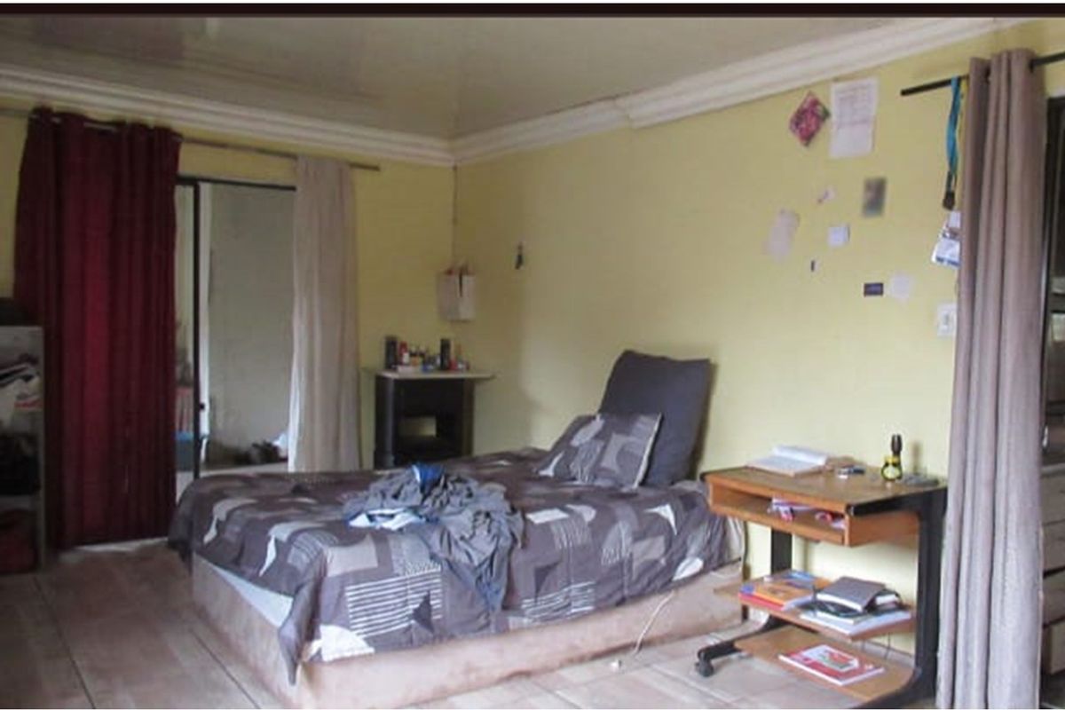 Charming 3-Bed Home in Peaceful Protea Glen with great parking space - Photo 5