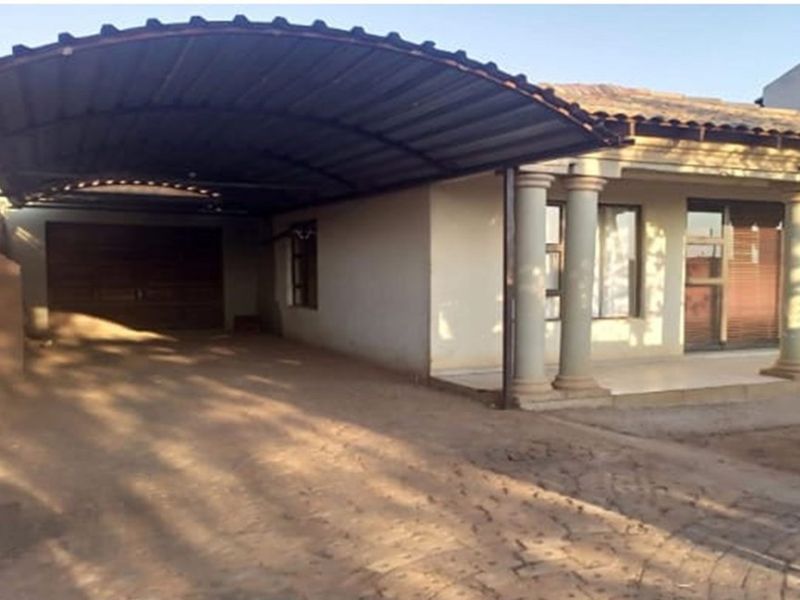 Charming 3-Bed Home in Peaceful Protea Glen with great parking space - Photo 3