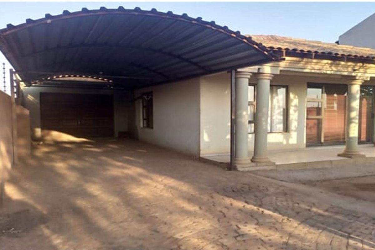 Charming 3-Bed Home in Peaceful Protea Glen with great parking space - Photo 3