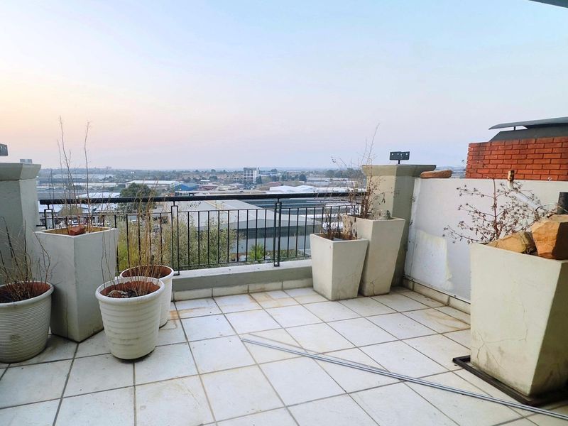 "Luxury Penthouse Living at Meridian, Bedfordview" - Photo 10