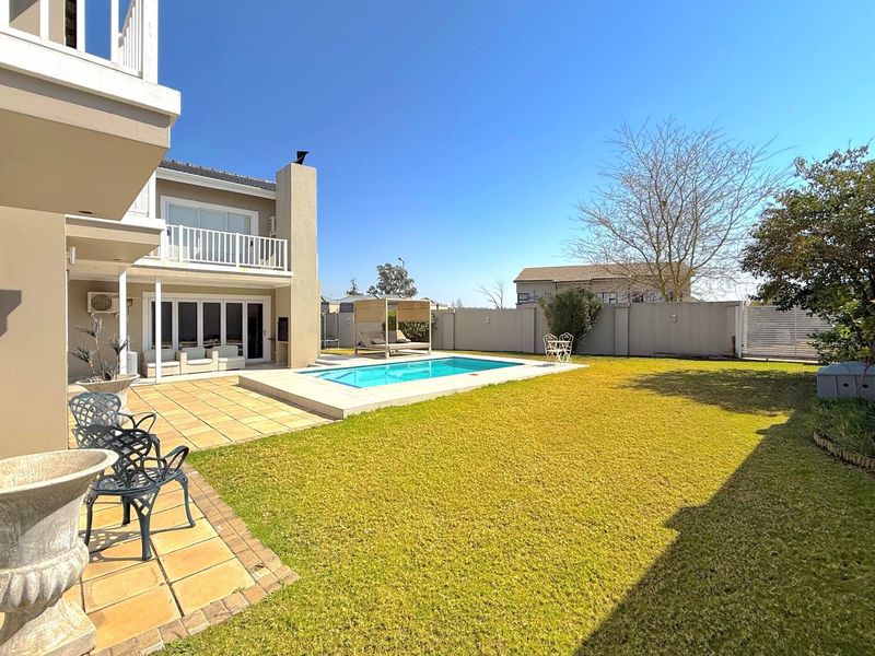 Exquisite 5 Bedroom Home in Prestigious Fourways Estate - Photo 10