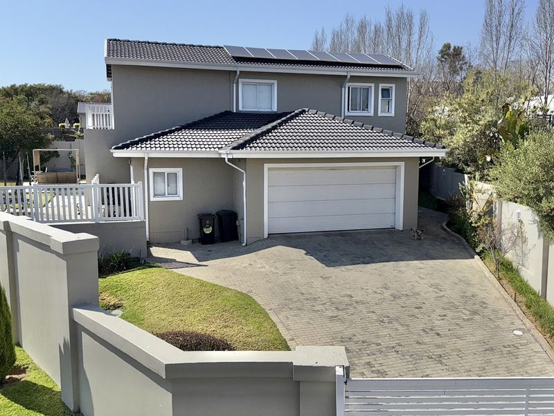Exquisite 5 Bedroom Home in Prestigious Fourways Estate - Photo 2