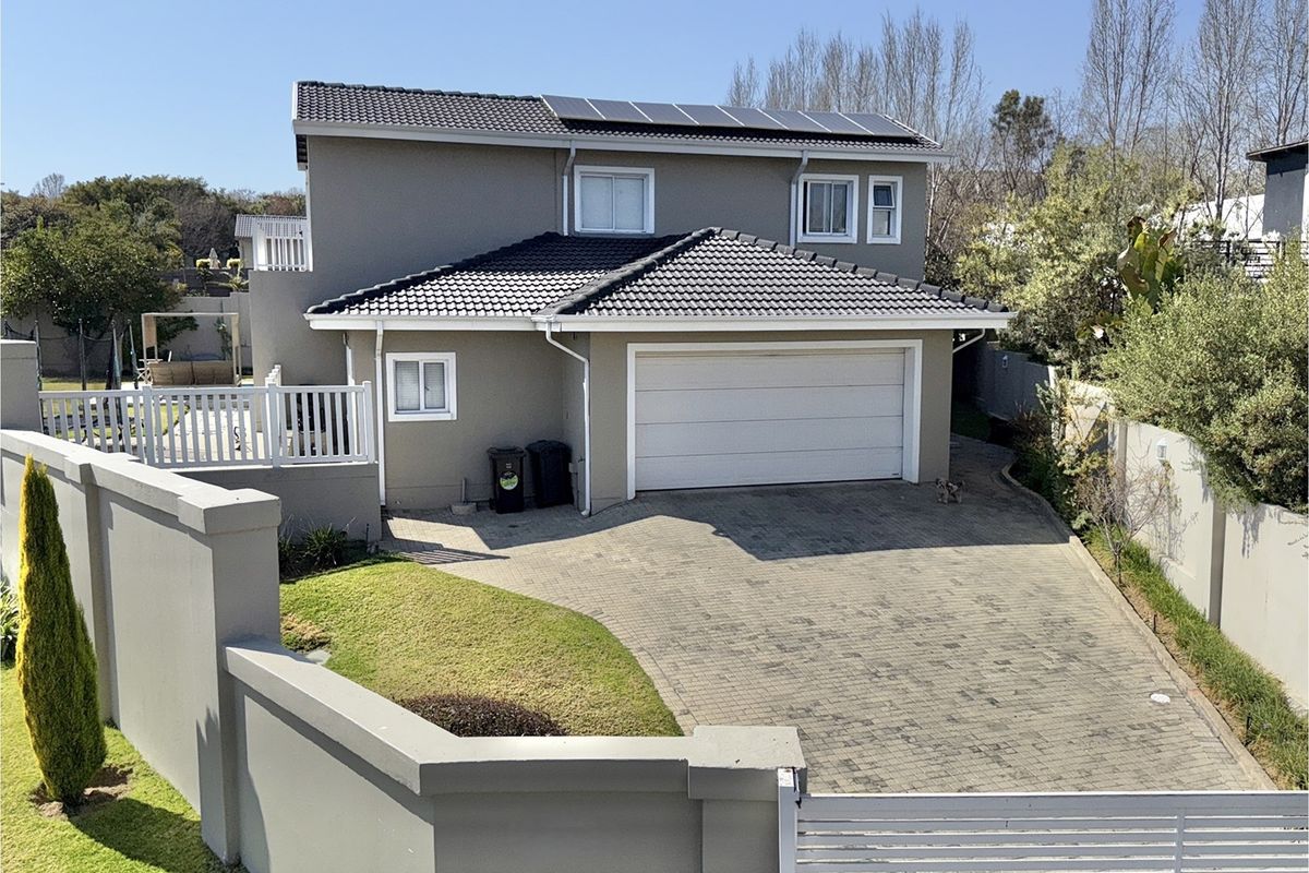 Exquisite 5 Bedroom Home in Prestigious Fourways Estate - Photo 2
