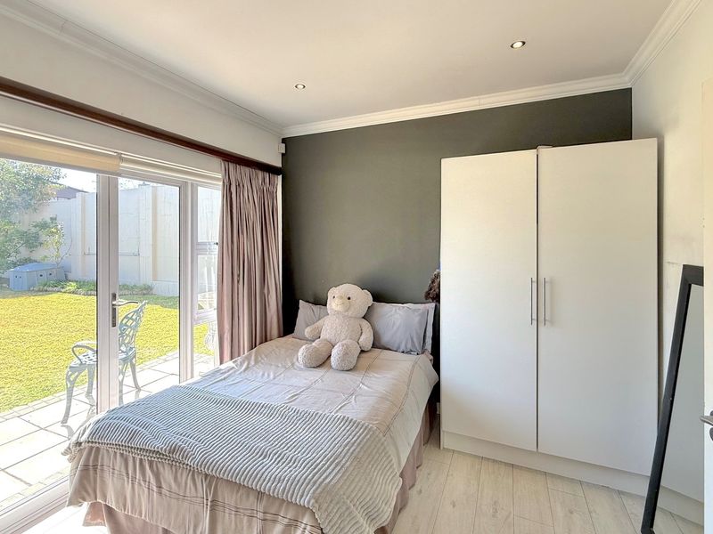 Exquisite 5 Bedroom Home in Prestigious Fourways Estate - Photo 9