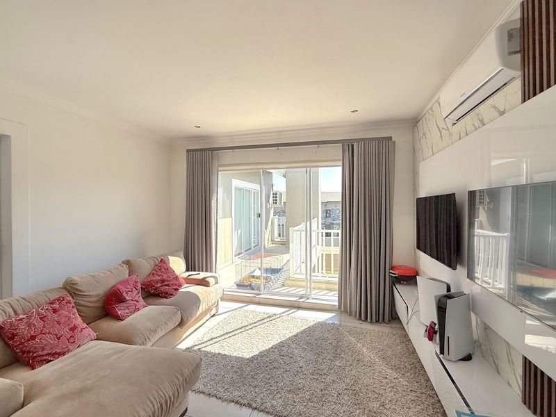 Exquisite 5 Bedroom Home in Prestigious Fourways Estate - Photo 8