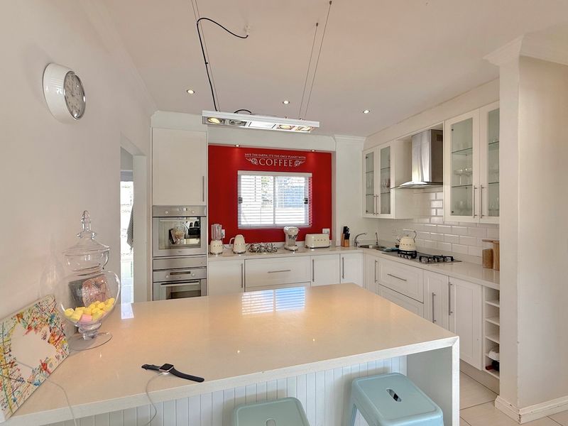 Exquisite 5 Bedroom Home in Prestigious Fourways Estate - Photo 7